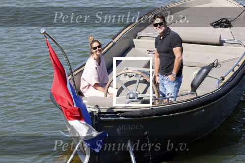 Muiden 21 mei 2020
Jeroen v d Boom vaart met zijn vrouw Dani in hun sloep op de Vecht bij Muiden