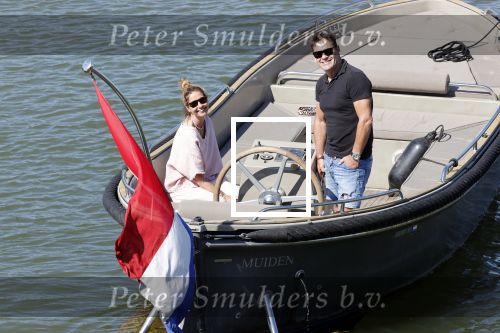 Muiden 21 mei 2020
Jeroen v d Boom vaart met zijn vrouw Dani in hun sloep op de Vecht bij Muiden