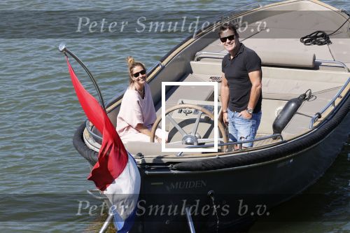 Muiden 21 mei 2020
Jeroen v d Boom vaart met zijn vrouw Dani in hun sloep op de Vecht bij Muiden