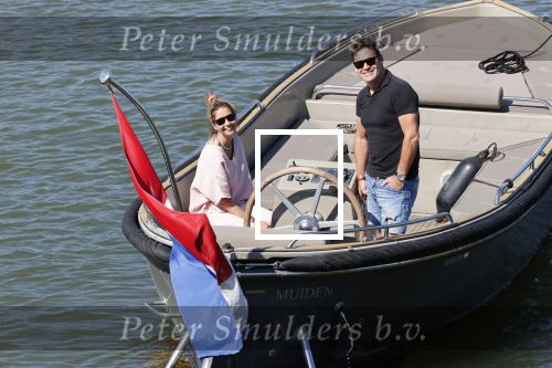 Muiden 21 mei 2020
Jeroen v d Boom vaart met zijn vrouw Dani in hun sloep op de Vecht bij Muiden