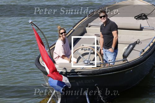 Muiden 21 mei 2020
Jeroen v d Boom vaart met zijn vrouw Dani in hun sloep op de Vecht bij Muiden