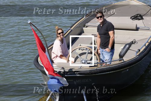 Muiden 21 mei 2020
Jeroen v d Boom vaart met zijn vrouw Dani in hun sloep op de Vecht bij Muiden