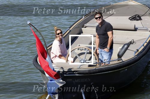 Muiden 21 mei 2020
Jeroen v d Boom vaart met zijn vrouw Dani in hun sloep op de Vecht bij Muiden