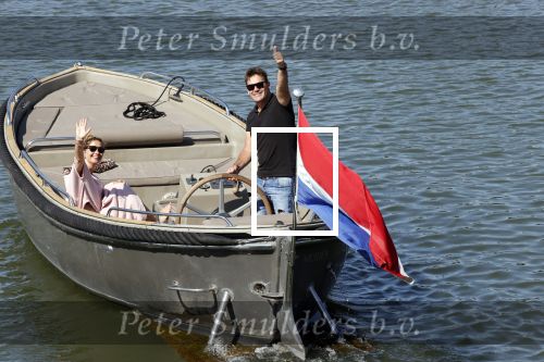 Muiden 21 mei 2020
Jeroen v d Boom vaart met zijn vrouw Dani in hun sloep op de Vecht bij Muiden