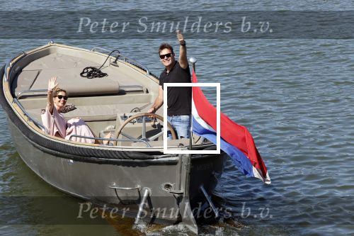 Muiden 21 mei 2020
Jeroen v d Boom vaart met zijn vrouw Dani in hun sloep op de Vecht bij Muiden