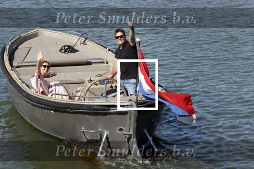 Muiden 21 mei 2020
Jeroen v d Boom vaart met zijn vrouw Dani in hun sloep op de Vecht bij Muiden