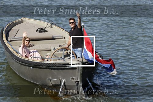 Muiden 21 mei 2020
Jeroen v d Boom vaart met zijn vrouw Dani in hun sloep op de Vecht bij Muiden