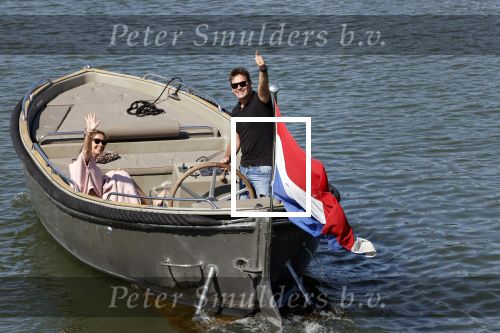 Muiden 21 mei 2020
Jeroen v d Boom vaart met zijn vrouw Dani in hun sloep op de Vecht bij Muiden
