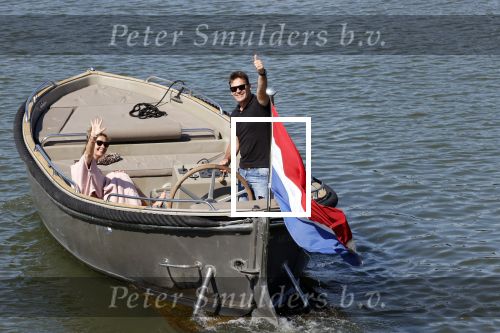 Muiden 21 mei 2020
Jeroen v d Boom vaart met zijn vrouw Dani in hun sloep op de Vecht bij Muiden