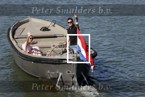 Muiden 21 mei 2020
Jeroen v d Boom vaart met zijn vrouw Dani in hun sloep op de Vecht bij Muiden
