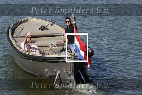 Muiden 21 mei 2020
Jeroen v d Boom vaart met zijn vrouw Dani in hun sloep op de Vecht bij Muiden