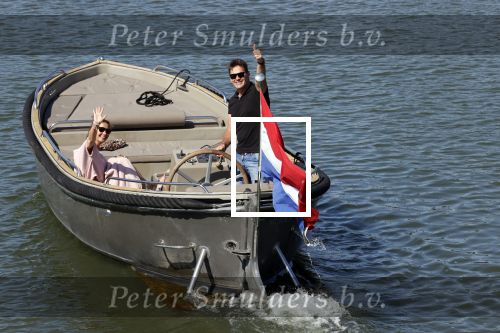 Muiden 21 mei 2020
Jeroen v d Boom vaart met zijn vrouw Dani in hun sloep op de Vecht bij Muiden