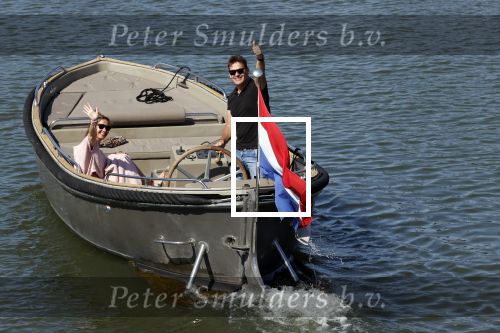 Muiden 21 mei 2020
Jeroen v d Boom vaart met zijn vrouw Dani in hun sloep op de Vecht bij Muiden