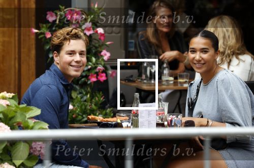 Amsterdam 3 juni 2020
Joelle Gullit met haar beste vriend op terras bij v Dam
