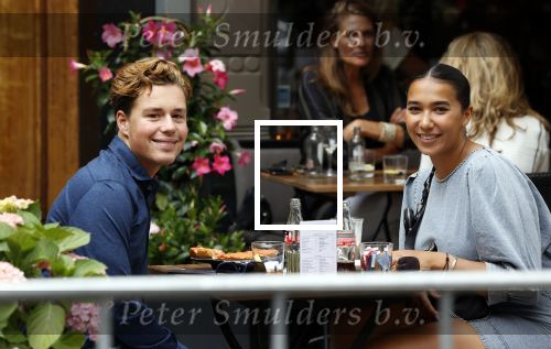 Amsterdam 3 juni 2020
Joelle Gullit met haar beste vriend op terras bij v Dam