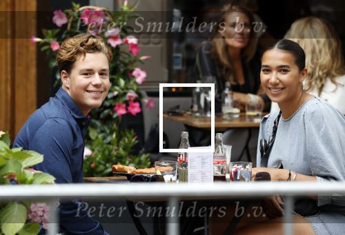 Amsterdam 3 juni 2020
Joelle Gullit met haar beste vriend op terras bij v Dam