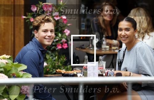 Amsterdam 3 juni 2020
Joelle Gullit met haar beste vriend op terras bij v Dam