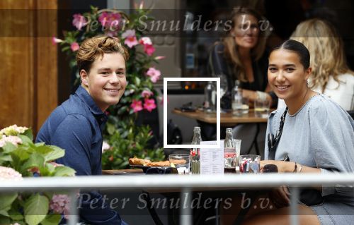 Amsterdam 3 juni 2020
Joelle Gullit met haar beste vriend op terras bij v Dam