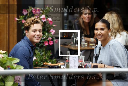 Amsterdam 3 juni 2020
Joelle Gullit met haar beste vriend op terras bij v Dam