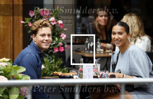 Amsterdam 3 juni 2020
Joelle Gullit met haar beste vriend op terras bij v Dam