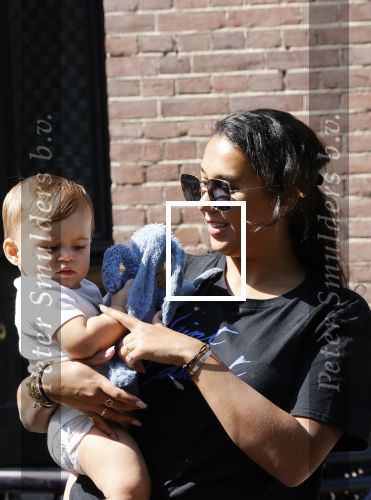 Amsterdam 9 mei 2020
Joelle Gullit met het zoontje van Lil Kleine en jaimy Vaes