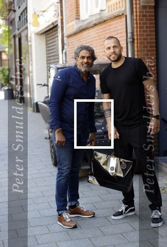 Amsterdam 9 mei 2020
Ronald de Boer brengt op fiets voor OGER een pakketje naar Johnny Heitinga. Soenil Bahadoer