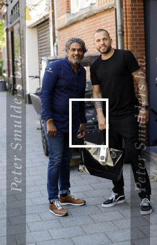Amsterdam 9 mei 2020
Ronald de Boer brengt op fiets voor OGER een pakketje naar Johnny Heitinga. Soenil Bahadoer