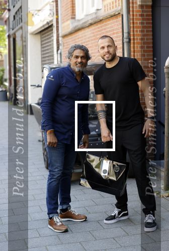 Amsterdam 9 mei 2020
Ronald de Boer brengt op fiets voor OGER een pakketje naar Johnny Heitinga. Soenil Bahadoer