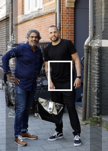 Amsterdam 9 mei 2020
Ronald de Boer brengt op fiets voor OGER een pakketje naar Johnny Heitinga. Soenil Bahadoer