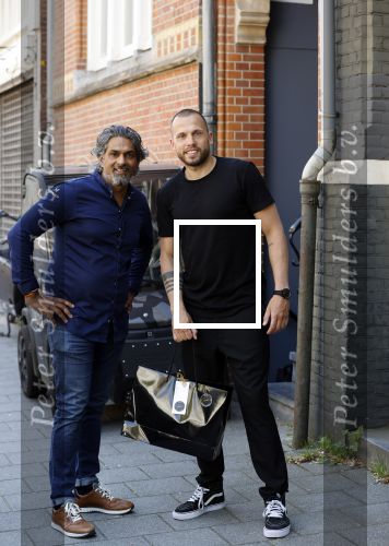 Amsterdam 9 mei 2020
Ronald de Boer brengt op fiets voor OGER een pakketje naar Johnny Heitinga. Soenil Bahadoer