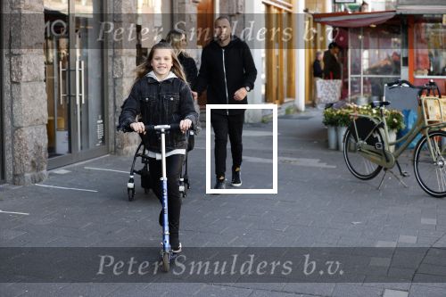 Amsterdam 15 mei 2020
Johnny en Charlotte Heitinga achter de kinderwagen en hun kinderen Jezebel en Lennox op straat in amsterdam zuid