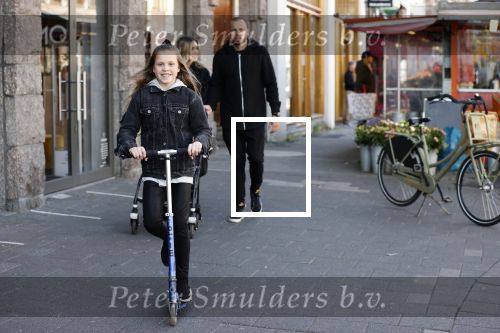 Amsterdam 15 mei 2020
Johnny en Charlotte Heitinga achter de kinderwagen en hun kinderen Jezebel en Lennox op straat in amsterdam zuid
