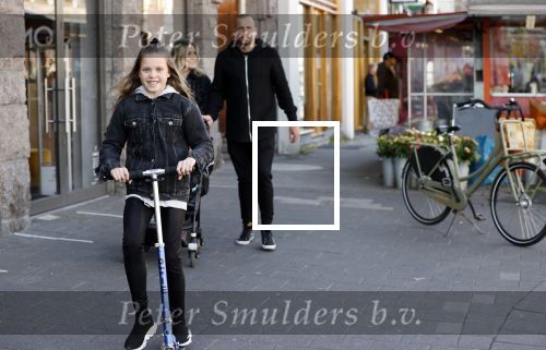 Amsterdam 15 mei 2020
Johnny en Charlotte Heitinga achter de kinderwagen en hun kinderen Jezebel en Lennox op straat in amsterdam zuid