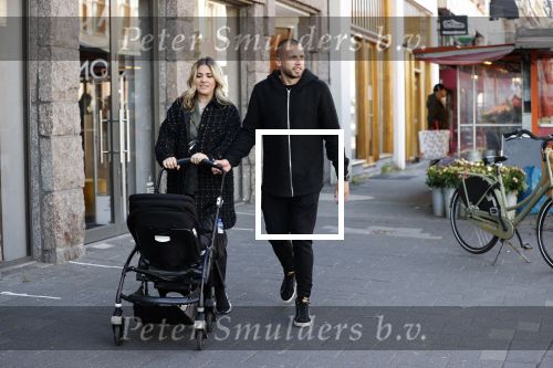 Amsterdam 15 mei 2020
Johnny en Charlotte Heitinga achter de kinderwagen en hun kinderen Jezebel en Lennox op straat in amsterdam zuid