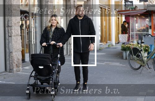 Amsterdam 15 mei 2020
Johnny en Charlotte Heitinga achter de kinderwagen en hun kinderen Jezebel en Lennox op straat in amsterdam zuid
