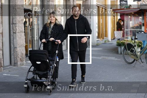 Amsterdam 15 mei 2020
Johnny en Charlotte Heitinga achter de kinderwagen en hun kinderen Jezebel en Lennox op straat in amsterdam zuid