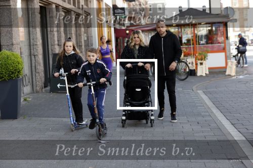 Amsterdam 15 mei 2020
Johnny en Charlotte Heitinga achter de kinderwagen en hun kinderen Jezebel en Lennox op straat in amsterdam zuid