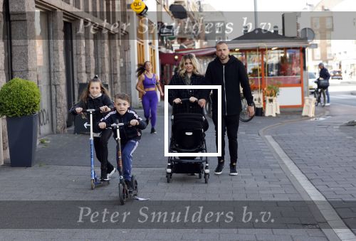 Amsterdam 15 mei 2020
Johnny en Charlotte Heitinga achter de kinderwagen en hun kinderen Jezebel en Lennox op straat in amsterdam zuid