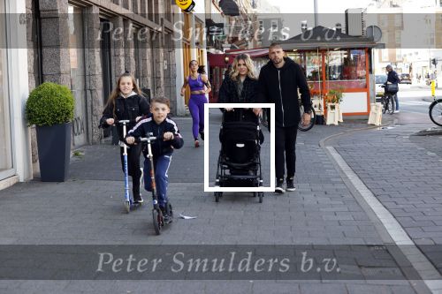 Amsterdam 15 mei 2020
Johnny en Charlotte Heitinga achter de kinderwagen en hun kinderen Jezebel en Lennox op straat in amsterdam zuid