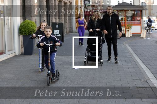 Amsterdam 15 mei 2020
Johnny en Charlotte Heitinga achter de kinderwagen en hun kinderen Jezebel en Lennox op straat in amsterdam zuid