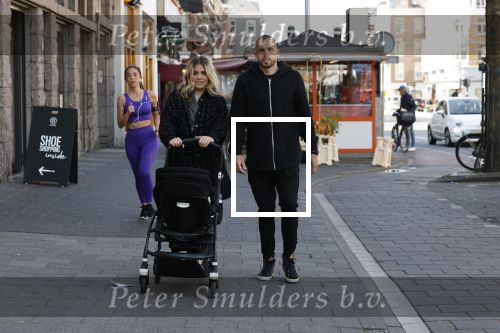 Amsterdam 15 mei 2020
Johnny en Charlotte Heitinga achter de kinderwagen en hun kinderen Jezebel en Lennox op straat in amsterdam zuid