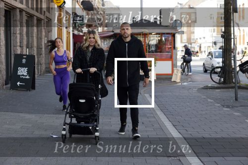 Amsterdam 15 mei 2020
Johnny en Charlotte Heitinga achter de kinderwagen en hun kinderen Jezebel en Lennox op straat in amsterdam zuid