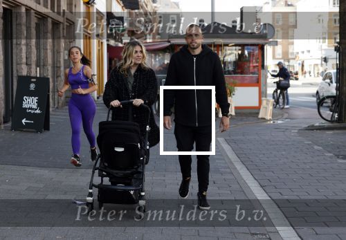 Amsterdam 15 mei 2020
Johnny en Charlotte Heitinga achter de kinderwagen en hun kinderen Jezebel en Lennox op straat in amsterdam zuid