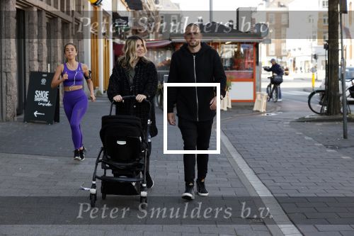 Amsterdam 15 mei 2020
Johnny en Charlotte Heitinga achter de kinderwagen en hun kinderen Jezebel en Lennox op straat in amsterdam zuid