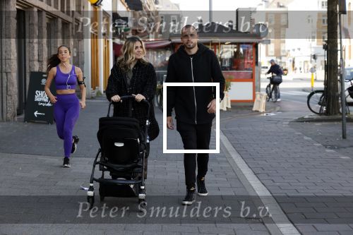 Amsterdam 15 mei 2020
Johnny en Charlotte Heitinga achter de kinderwagen en hun kinderen Jezebel en Lennox op straat in amsterdam zuid