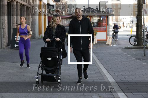 Amsterdam 15 mei 2020
Johnny en Charlotte Heitinga achter de kinderwagen en hun kinderen Jezebel en Lennox op straat in amsterdam zuid