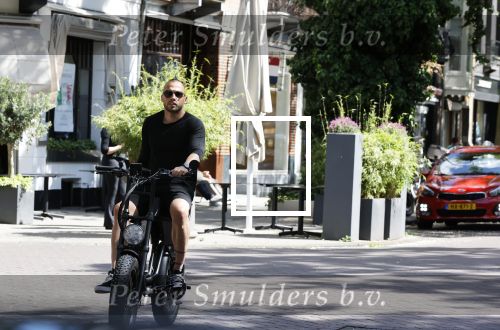 Amsterdam 28 mei 2020
Johnny Heitinga met zijn kinderen Jezebel en Lennox op de fiets in Amsterdam zuid