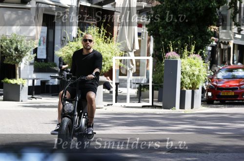 Amsterdam 28 mei 2020
Johnny Heitinga met zijn kinderen Jezebel en Lennox op de fiets in Amsterdam zuid