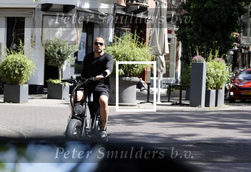 Amsterdam 28 mei 2020
Johnny Heitinga met zijn kinderen Jezebel en Lennox op de fiets in Amsterdam zuid