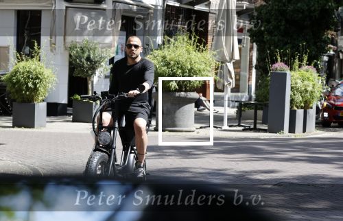 Amsterdam 28 mei 2020
Johnny Heitinga met zijn kinderen Jezebel en Lennox op de fiets in Amsterdam zuid
